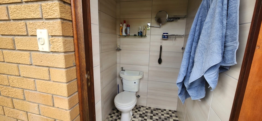 4 Bedroom Property for Sale in Glentana Western Cape